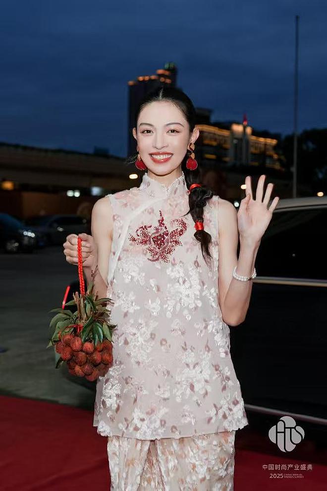 这一夜,王子文台上摔倒让不少人担忧,刘诗诗的端庄大气惊艳众人(组图) - 23