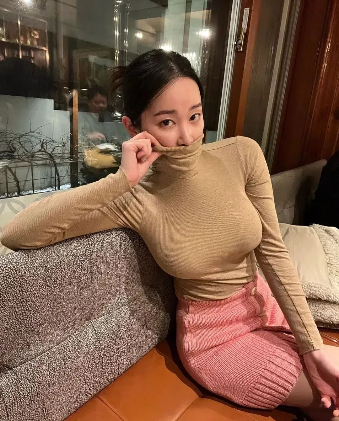 【美女】“美乳影后“穿着紧身裤开球引发热议，美臀“圆又翘像山丘” 受邀开球，超顶S曲线亮相（组图） - 3
