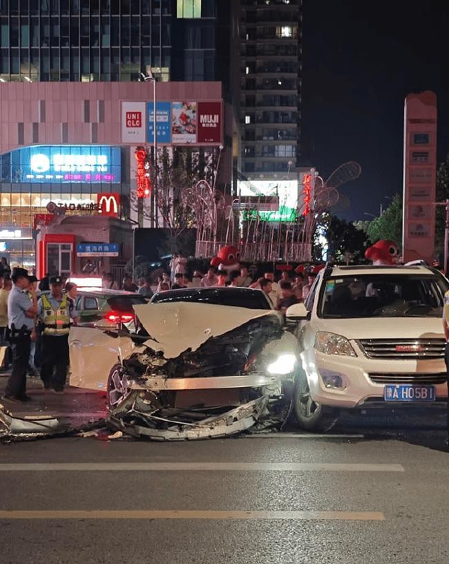 小米SU7郑州连撞多车,警方调查事故原因(组图) - 1