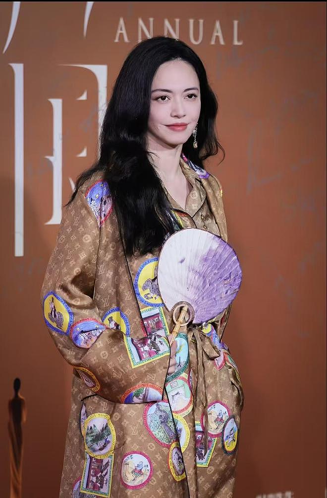 这一夜,王子文台上摔倒让不少人担忧,刘诗诗的端庄大气惊艳众人(组图) - 44