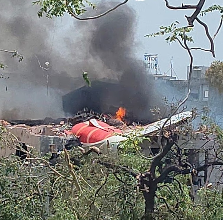 印度空难仅1人奇迹生还！坠机后自行走出残骸求救，亲述地狱逃生经历（视频/组图） - 12
