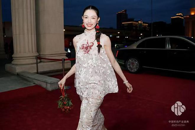 这一夜,王子文台上摔倒让不少人担忧,刘诗诗的端庄大气惊艳众人(组图) - 29