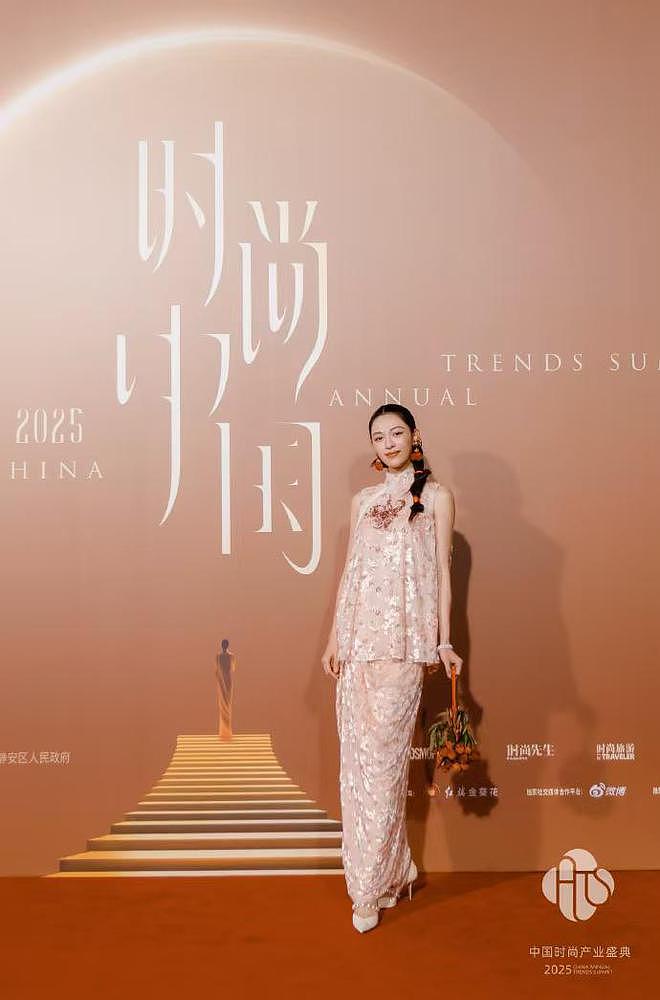 这一夜,王子文台上摔倒让不少人担忧,刘诗诗的端庄大气惊艳众人(组图) - 22