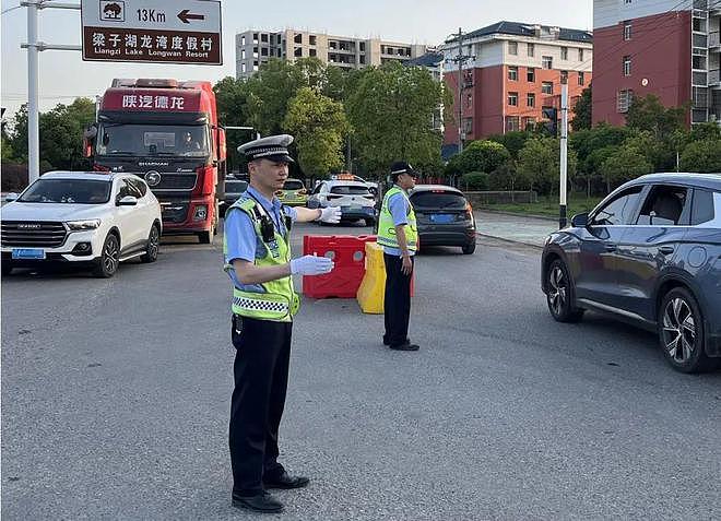 武汉一民警拦截冲卡轿车,被顶行600余米摔至路面,后脑着地,目前仍昏迷不醒(组图) - 4