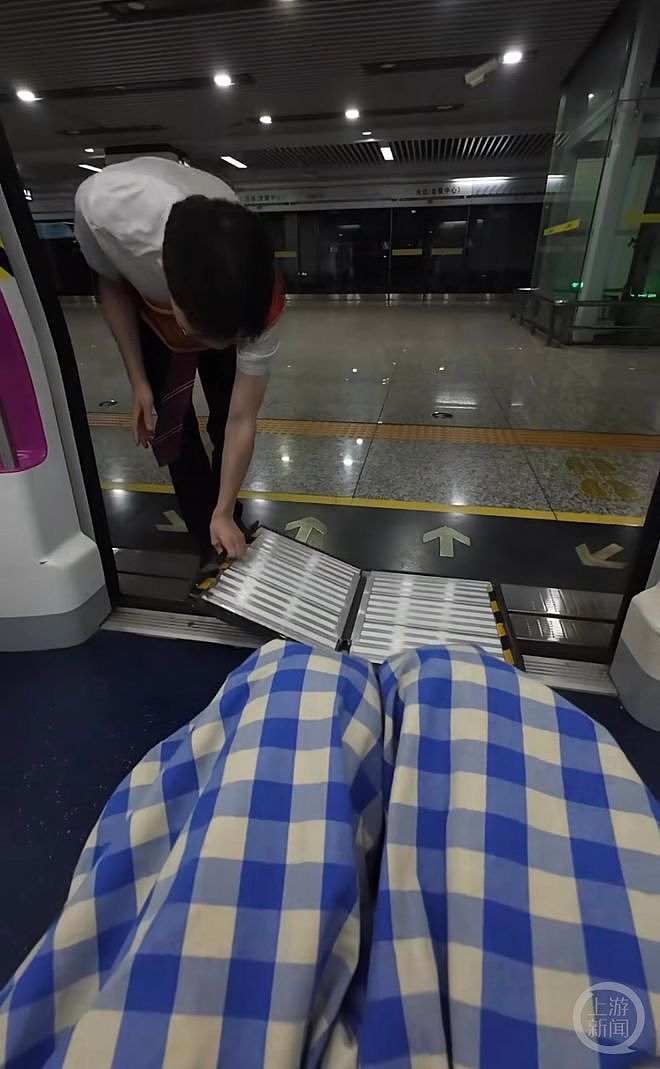 长沙草莓音乐节上温情一幕：“困在轮椅上”的女孩遇到一群“余华”（组图） - 4