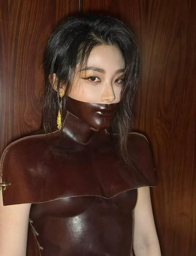 这一夜,王子文台上摔倒让不少人担忧,刘诗诗的端庄大气惊艳众人(组图) - 15