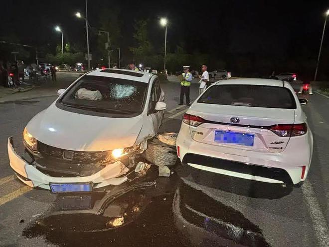 武汉一民警拦截冲卡轿车,被顶行600余米摔至路面,后脑着地,目前仍昏迷不醒(组图) - 2