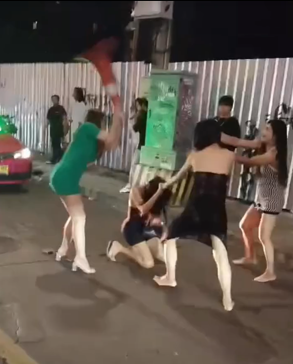 泰菲变性人大战！“抢卖淫地盘”打到火辣短裙走光，曼谷街头斗殴（视频/组图） - 2