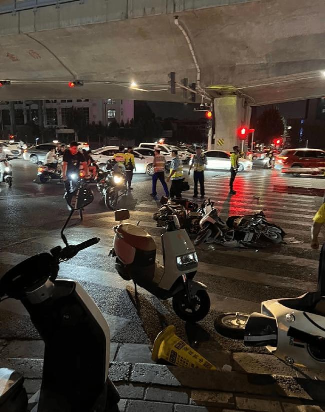 小米SU7郑州连撞多车,警方调查事故原因(组图) - 2