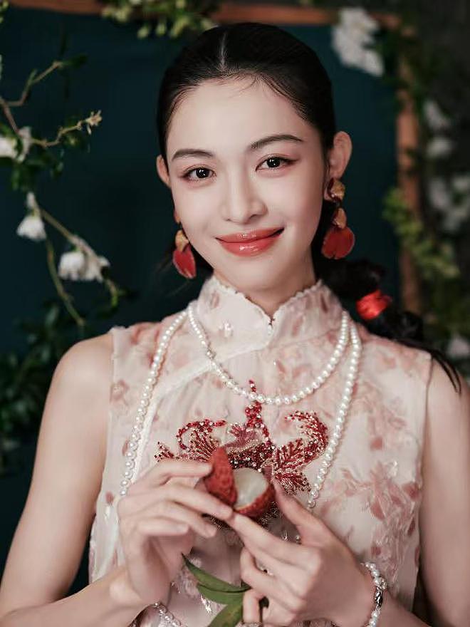 这一夜,王子文台上摔倒让不少人担忧,刘诗诗的端庄大气惊艳众人(组图) - 24