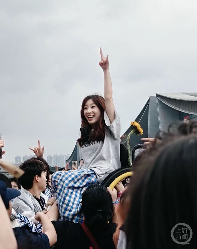长沙草莓音乐节上温情一幕：“困在轮椅上”的女孩遇到一群“余华”（组图） - 1