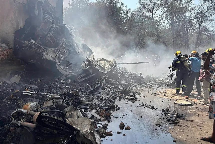 哭死,一家五口登上了印航死亡航班!一人奇迹生还(组图) - 6