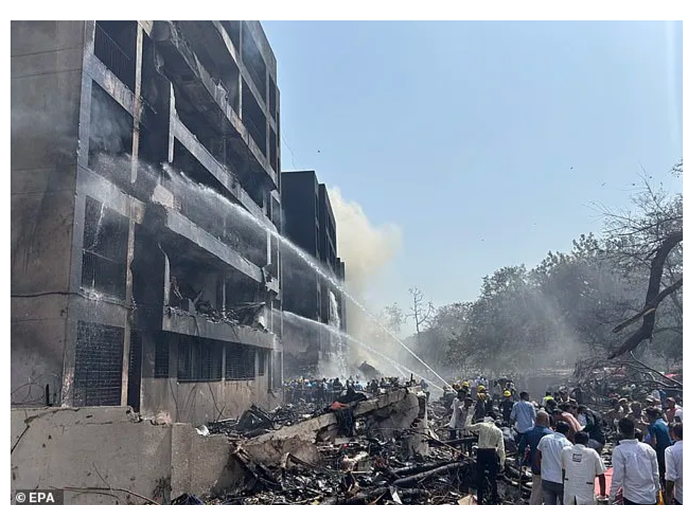 早就问题不断，总死亡人数可能超过300，上周曾抵达墨尔本，昨天坠毁的客机还砸中了医学院宿舍楼（组图） - 9
