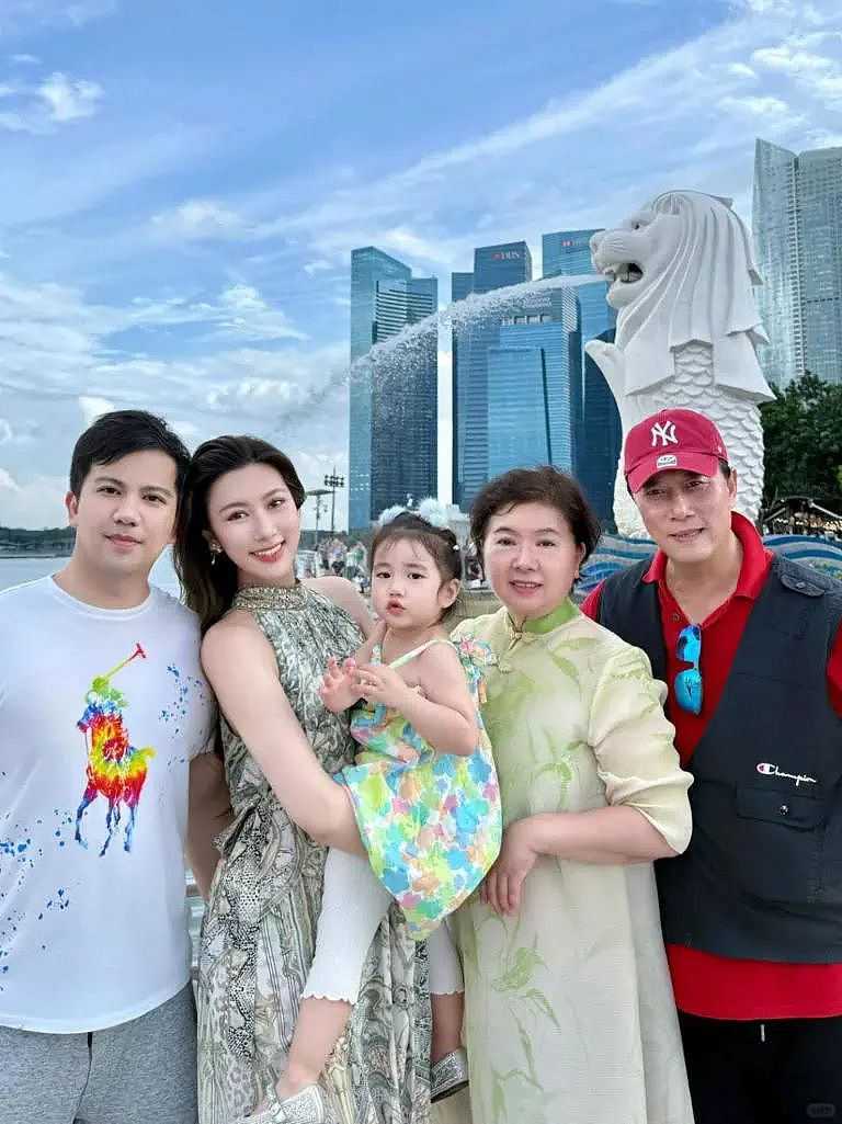 舅舅是陈佩斯，外公是影帝，爸爸是国家一级演员，她却不愿成明星、甘愿当网红（组图） - 6