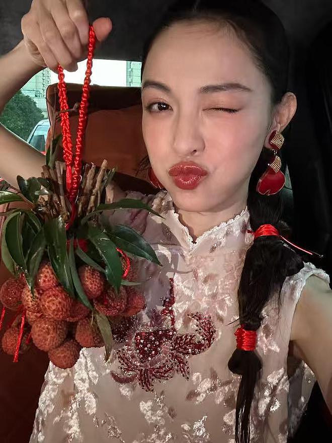 这一夜,王子文台上摔倒让不少人担忧,刘诗诗的端庄大气惊艳众人(组图) - 31