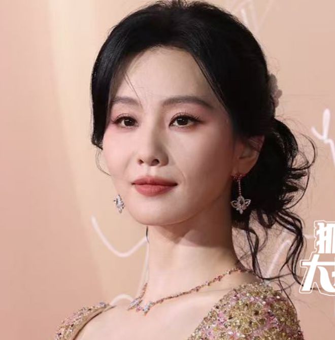 COSMO红毯高清生图:刘诗诗法令纹遮盖不了,姚晨面色憔悴疲惫(组图) - 1