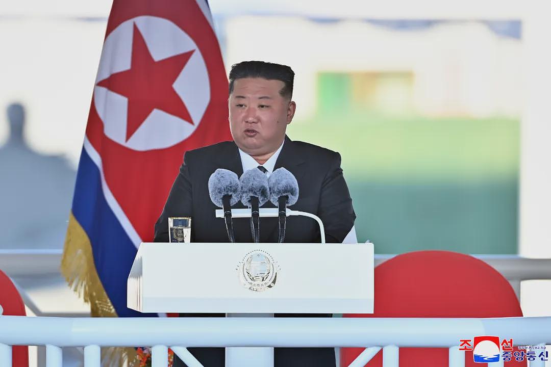 修好了!朝鲜发生重大事故驱逐舰再次下水,金正恩出席仪式,向指挥官授予“姜健”号的军舰旗(组图) - 2