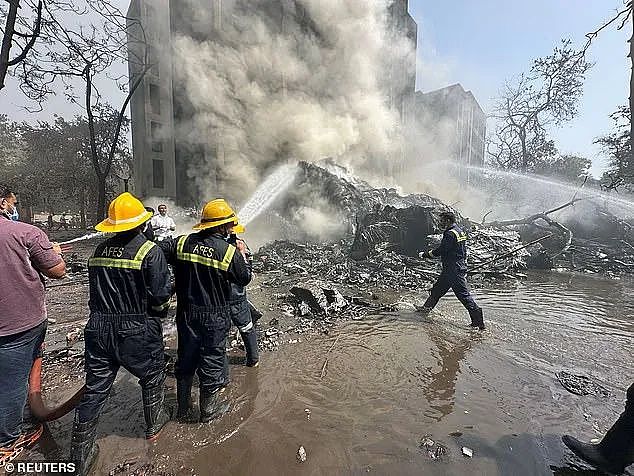 波音787客机刚起飞就坠毁，242人恐全遇难！只有他从尸堆中爬起，跌跌撞撞逃出来（视频/组图） - 12