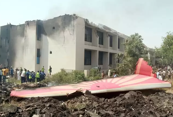 超290死!印度波音787坠毁画面曝,起飞40秒坠机爆炸成火球、乘客烧成黑碳!机上1人奇迹生还(视频/组图) - 5