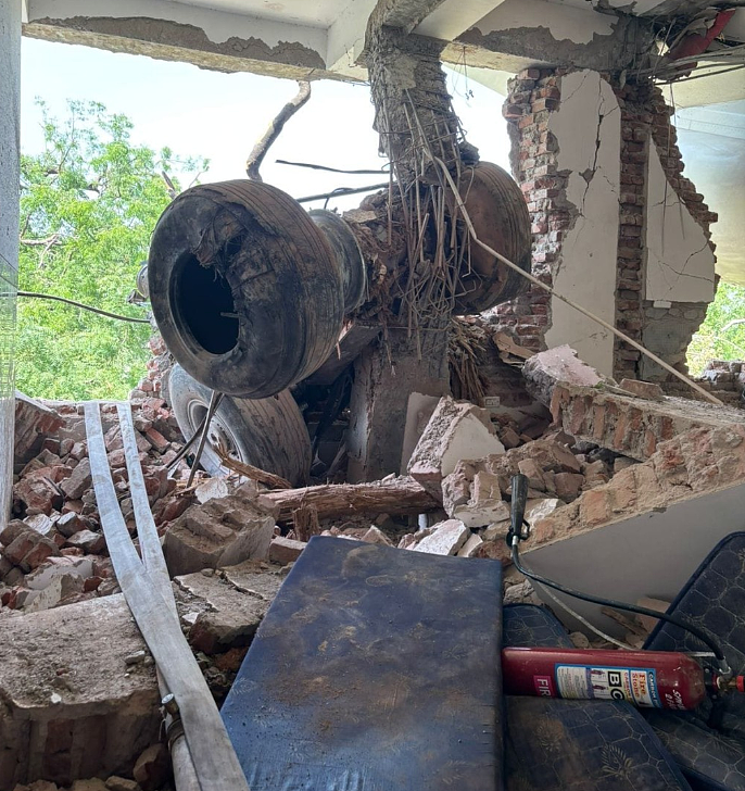 超290死!印度波音787坠毁画面曝,起飞40秒坠机爆炸成火球、乘客烧成黑碳!机上1人奇迹生还(视频/组图) - 9