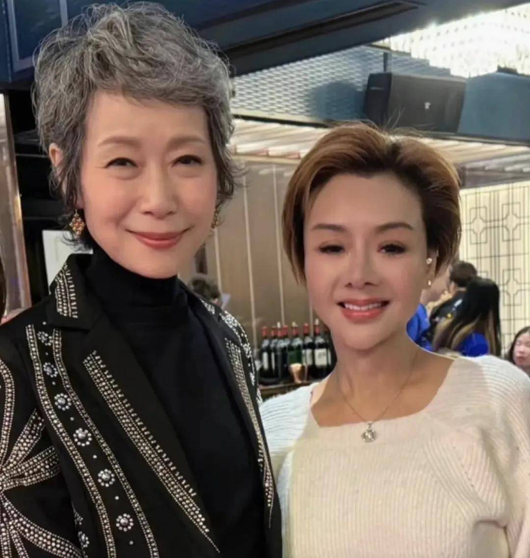 艳片鼻祖叶子楣办生日宴,59岁身材依然火辣,曾在走红后消失多年(组图) - 8
