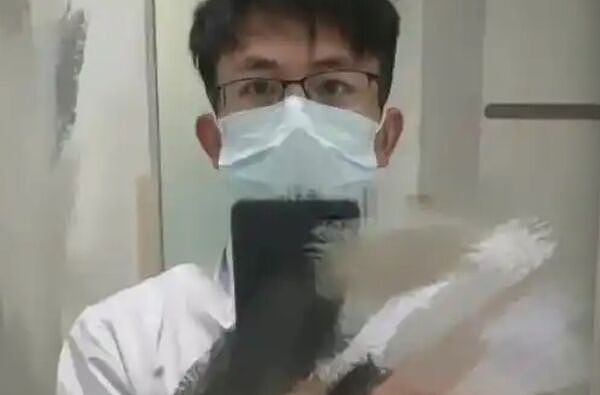 热搜第一！中国实习医生揭发贪腐后离奇死亡，瘆人录音曝光！切掉健康肠道，“能不能活看命”（视频/组图） - 1