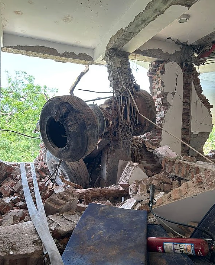 印度空难仅1人奇迹生还！坠机后自行走出残骸求救，亲述地狱逃生经历（视频/组图） - 10