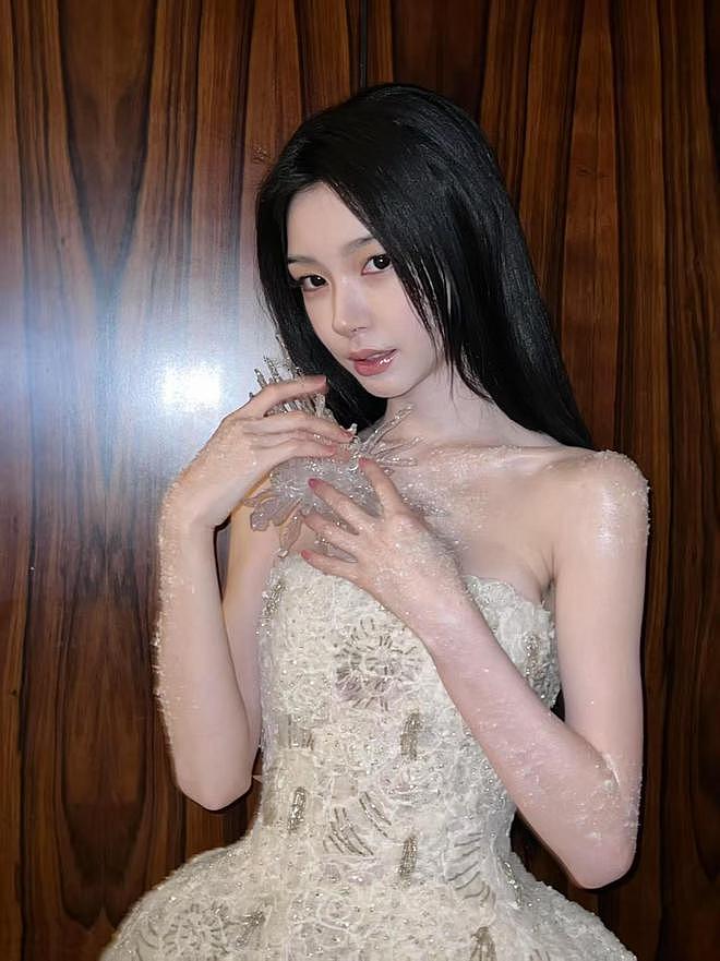 这一夜,王子文台上摔倒让不少人担忧,刘诗诗的端庄大气惊艳众人(组图) - 38