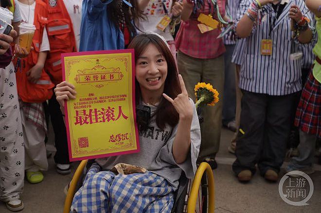 长沙草莓音乐节上温情一幕：“困在轮椅上”的女孩遇到一群“余华”（组图） - 2