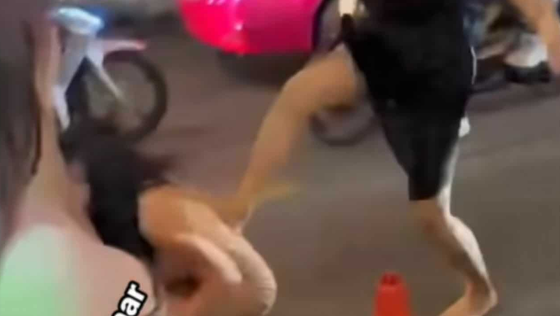 泰菲变性人大战！“抢卖淫地盘”打到火辣短裙走光，曼谷街头斗殴（视频/组图） - 4