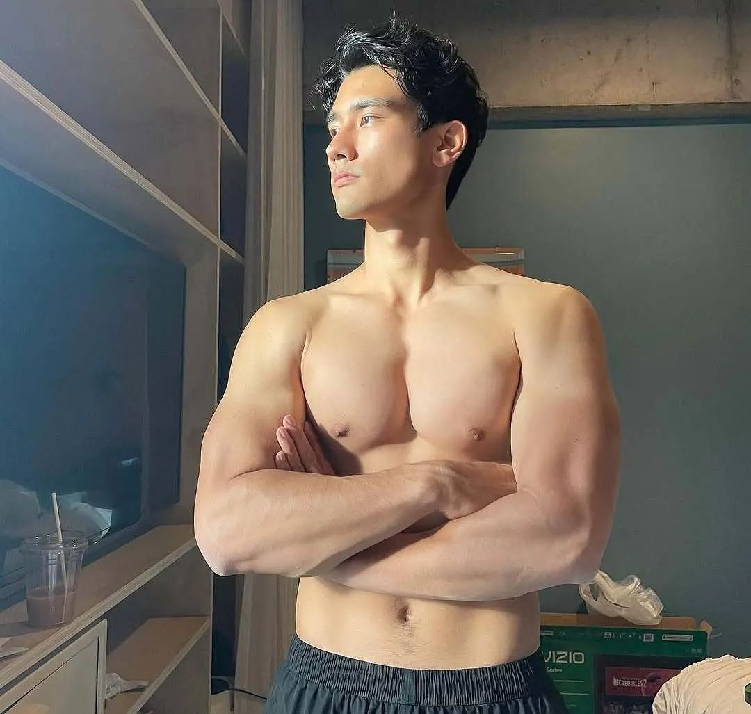 【帅哥】32岁美籍混血演员，精致肌肉腹肌肱二头肌，这嘎嘣脆胸肌在镜头前引爆荷尔蒙（组图） - 20