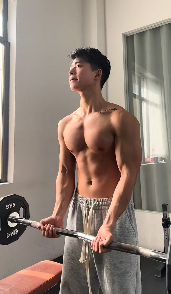 【帅哥】23岁浙江温州健身教练，性感胸肌腹肌鲨鱼线，这雕刻巧克力腹肌让全网女生疯狂舔屏‌（组图） - 18