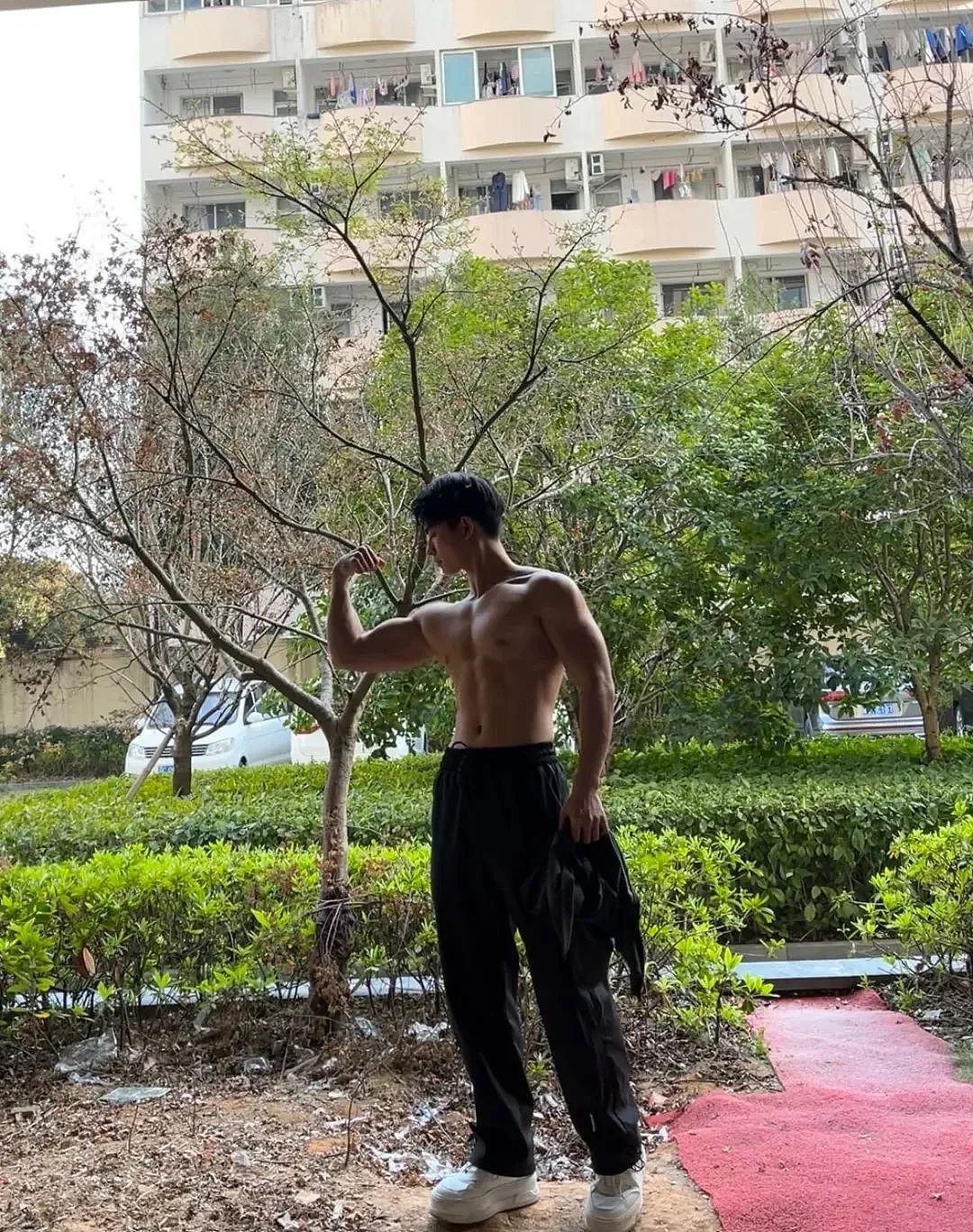 【帅哥】23岁浙江温州健身教练，性感胸肌腹肌鲨鱼线，这雕刻巧克力腹肌让全网女生疯狂舔屏‌（组图） - 15