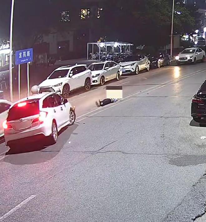武汉一民警拦截冲卡轿车,被顶行600余米摔至路面,后脑着地,目前仍昏迷不醒(组图) - 1