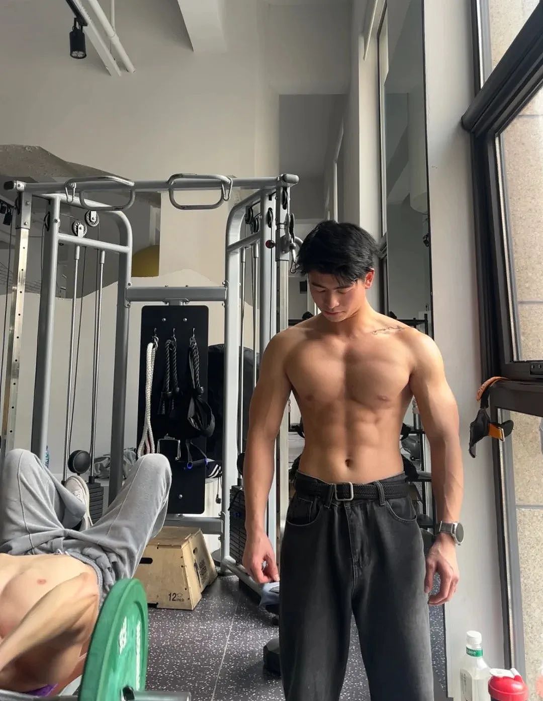 【帅哥】23岁浙江温州健身教练，性感胸肌腹肌鲨鱼线，这雕刻巧克力腹肌让全网女生疯狂舔屏‌（组图） - 16