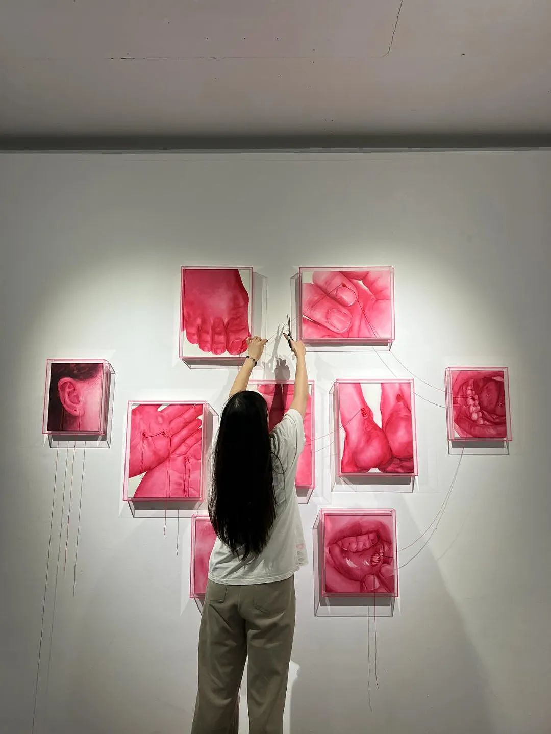 广美毕业展上“最痛”的作品！近看是撕裂，远看却是治愈！网友：太戳心了（组图） - 14