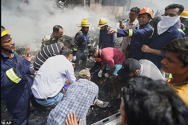 印度空难仅1人奇迹生还！坠机后自行走出残骸求救，亲述地狱逃生经历（视频/组图） - 9