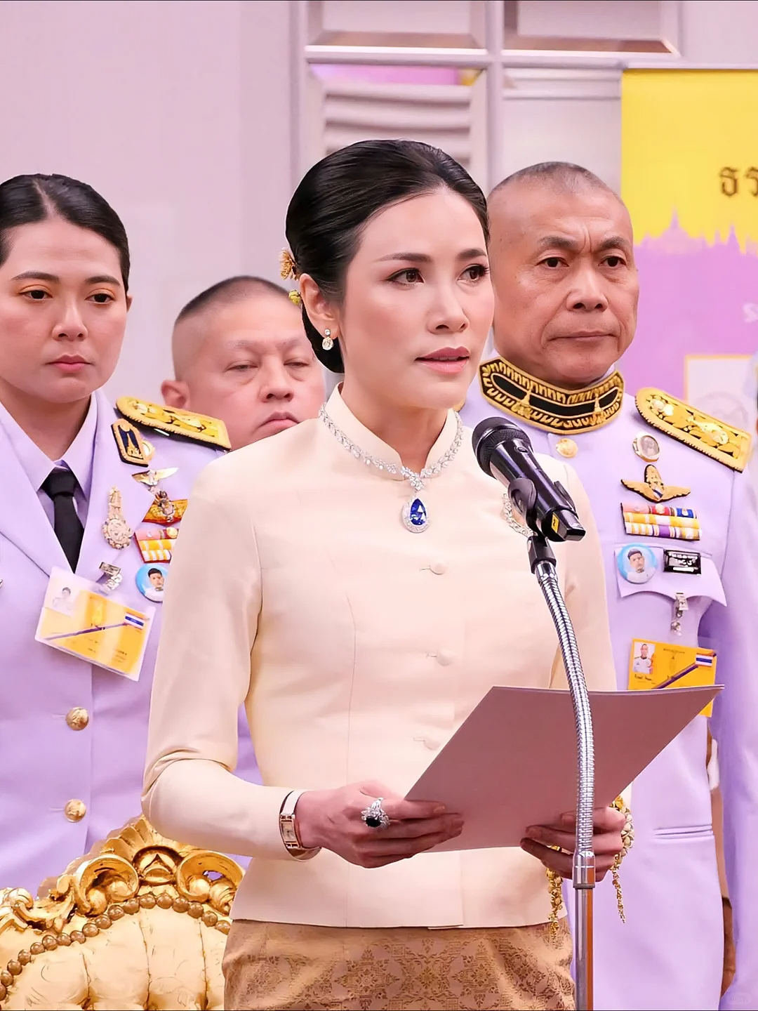 泰王室又封新宠妃！94年新人出身名门穿黄袍亮相，狠压其他小主和流亡二王子（组图） - 20