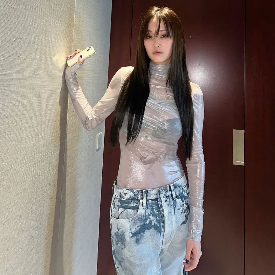 【美女】“美乳影后“穿着紧身裤开球引发热议，美臀“圆又翘像山丘” 受邀开球，超顶S曲线亮相（组图） - 4