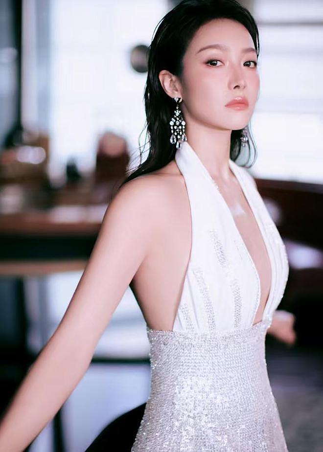 这一夜,王子文台上摔倒让不少人担忧,刘诗诗的端庄大气惊艳众人(组图) - 48