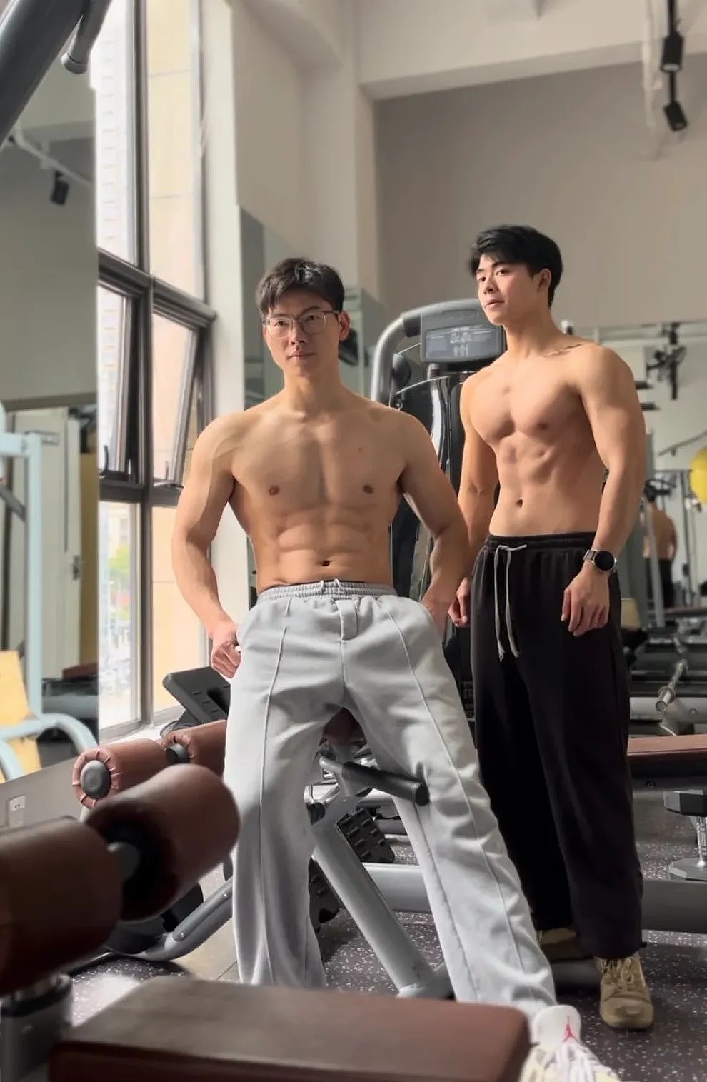 【帅哥】23岁浙江温州健身教练，性感胸肌腹肌鲨鱼线，这雕刻巧克力腹肌让全网女生疯狂舔屏‌（组图） - 17