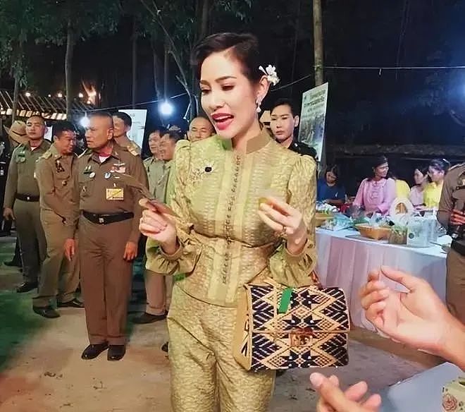 王室大戏！72岁泰王疯狂宠幸小38岁侍女，新一轮宫斗节奏？（组图） - 12