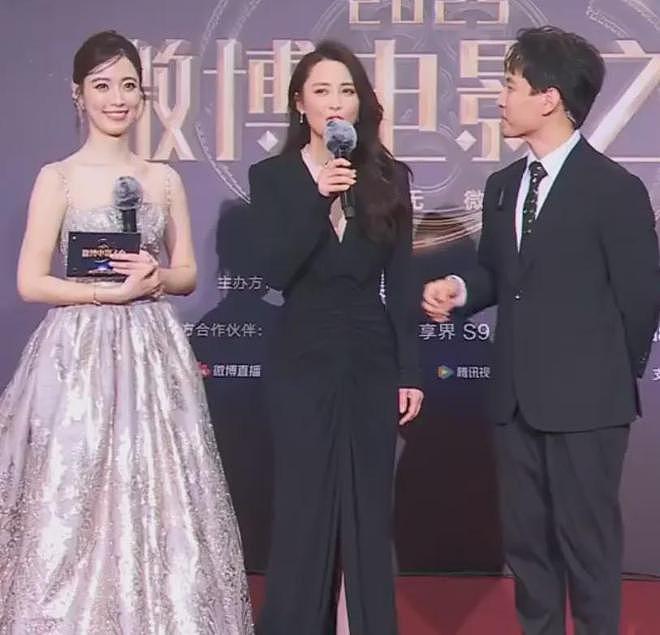 电影之夜红毯尴尬瞬间：主持人嘴瓢，黄晓明抱鸡亮相，众星被绊倒（组图） - 23