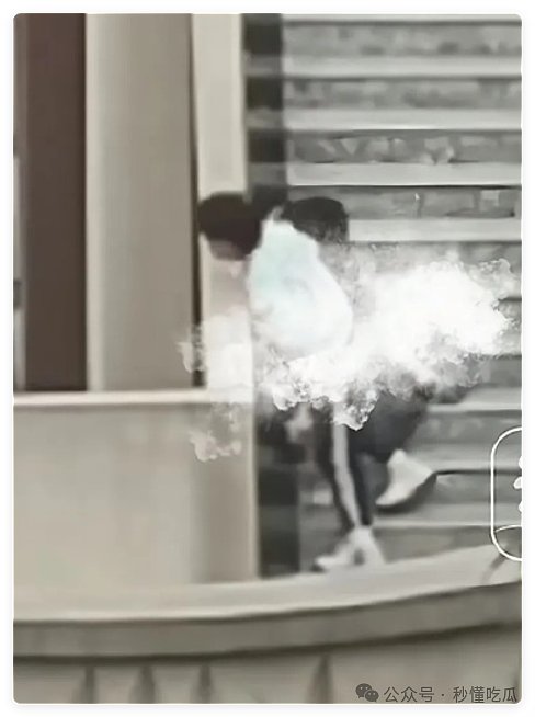 湖北高校内黑丝短裙妹和富哥四处亲密,全校学生疯狂跟拍到底有什么好看的?(视频/组图) - 9