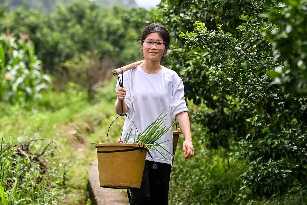 全网追的“扁担女孩”找了份时薪12元的暑假工，想赚钱带家人看外面的风景（组图） - 2