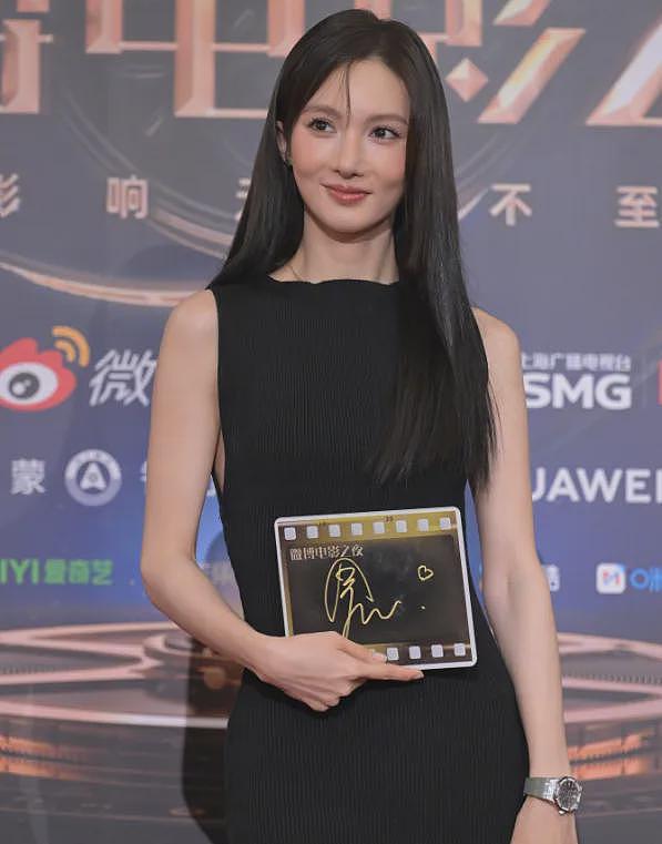 电影之夜红毯尴尬瞬间：主持人嘴瓢，黄晓明抱鸡亮相，众星被绊倒（组图） - 13