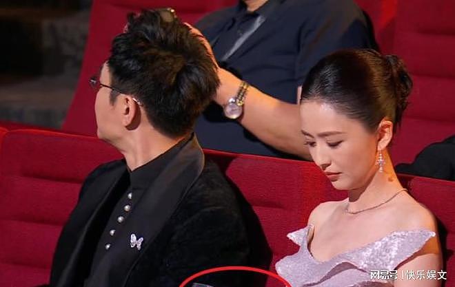 邓超黄晓明同坐无交流，佟丽娅忙着玩手机，私人关系一下就出来了（组图） - 3
