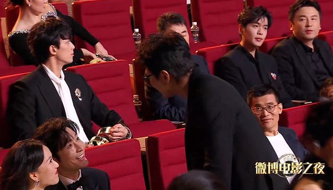 电影之夜台下直拍：邓超黄晓明同坐无交流，佟丽娅忙着玩手机（组图） - 5
