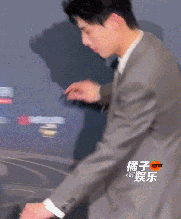 电影之夜红毯尴尬瞬间：主持人嘴瓢，黄晓明抱鸡亮相，众星被绊倒（组图） - 27
