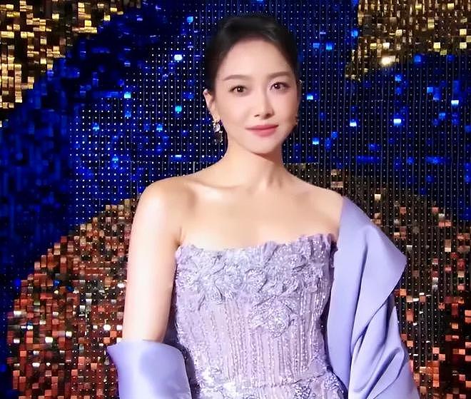 电影之夜红毯尴尬瞬间：主持人嘴瓢，黄晓明抱鸡亮相，众星被绊倒（组图） - 3